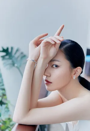 黄梦莹白色长裙优雅写真图片_9