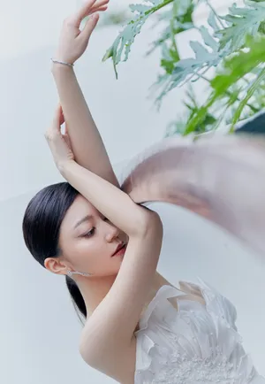 黄梦莹白色长裙优雅写真图片_10