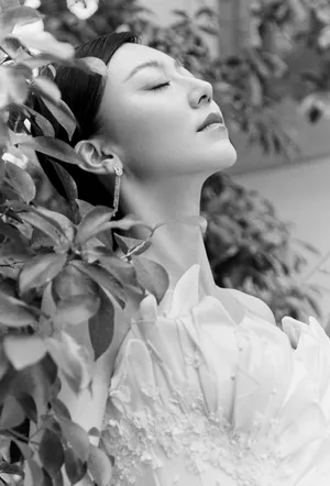 黄梦莹白色长裙优雅写真图片_12