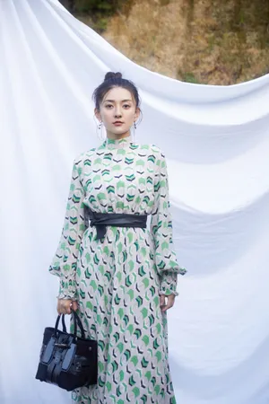 梁洁印花白裙俏丽写真图片