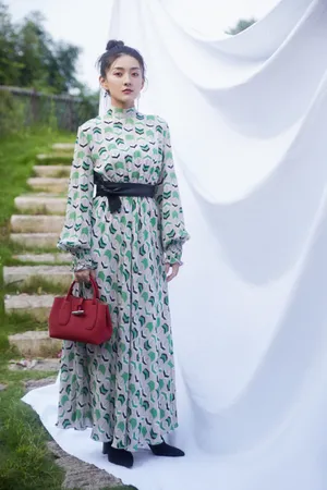 梁洁印花白裙俏丽写真图片_2