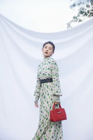 梁洁印花白裙俏丽写真图片_3