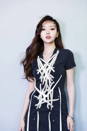 刘美麟黑色绑带短裙性感写真图片_3