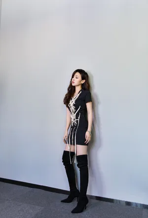 刘美麟黑色绑带短裙性感写真图片_5