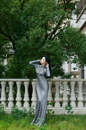 范冰冰银光丝绸长裙性感写真图片_2