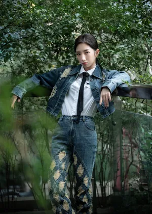 孟美岐牛仔套装时尚性感写真