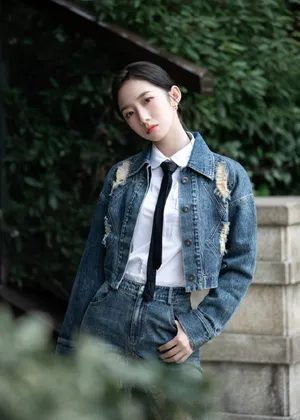 孟美岐牛仔套装时尚性感写真