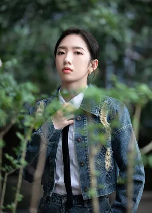 孟美岐牛仔套装时尚性感写真_2