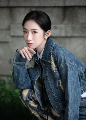 孟美岐牛仔套装时尚性感写真_4