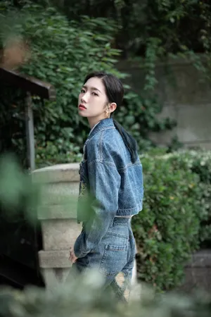 孟美岐牛仔套装时尚性感写真_6