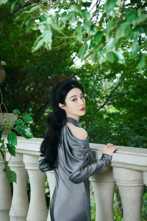 范冰冰灰修身长裙时尚美艳写真图片
