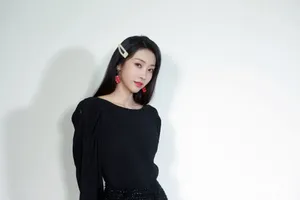 宣璐休闲黑色系气质写真图片