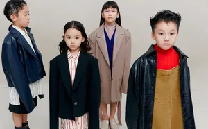 董璇女儿廓形西装时尚可爱写真图片