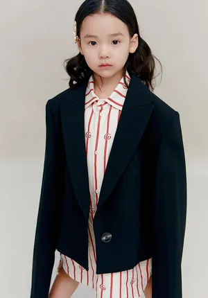 董璇女儿廓形西装时尚可爱写真图片_2