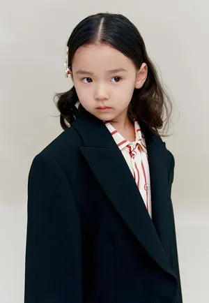 董璇女儿廓形西装时尚可爱写真图片_3
