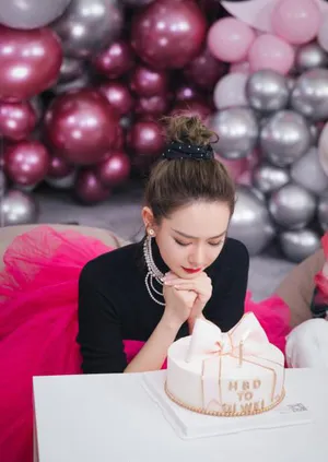 李承铉为戚薇庆生恩爱甜蜜美照图片_2