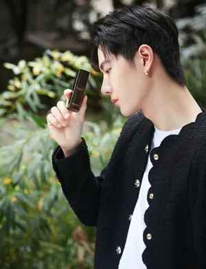 王一博黑色毛衣清新休闲写真图片_3