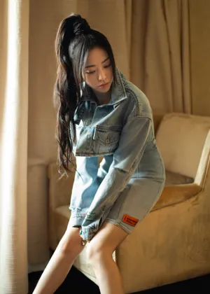 张靓颖高马尾牛仔裙写真图片