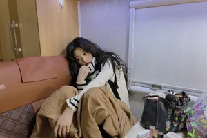 孔雪儿卷发居家私服照图片