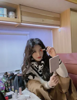 孔雪儿卷发居家私服照图片_4
