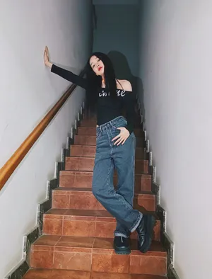 徐梦洁露肩私服楼道写真图片_2