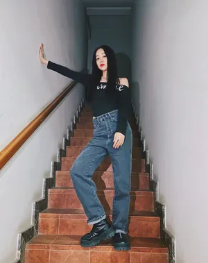 徐梦洁露肩私服楼道写真图片_4
