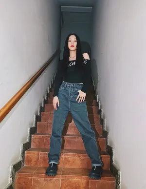 徐梦洁露肩私服楼道写真图片_5