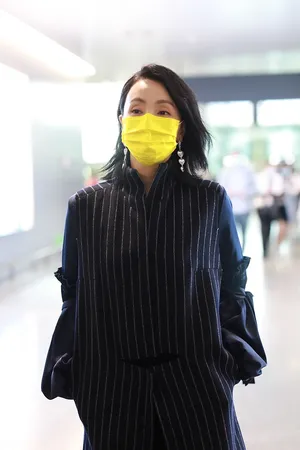 陶虹短发心形耳饰优雅魅力机场照图片