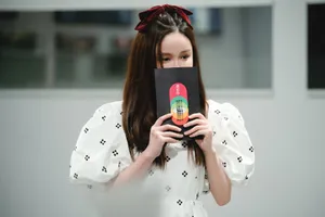 娄艺潇印花白裙性感写真图片_2
