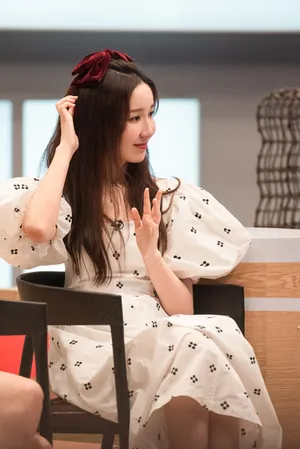 娄艺潇印花白裙性感写真图片_4