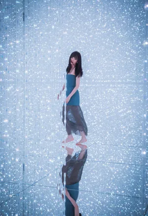 张靓颖抹胸裙刘海造型性感写真图片_1