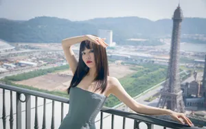 张靓颖抹胸裙刘海造型性感写真图片
