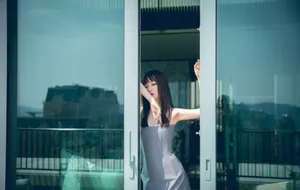 张靓颖抹胸裙刘海造型性感写真图片_5