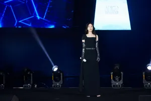 张碧晨斜肩礼服性感写真图片_4