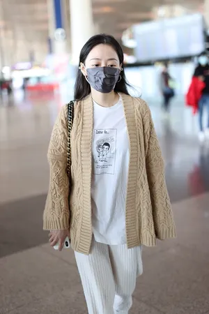 张靓颖毛衣清新时髦温婉机场照图片_2