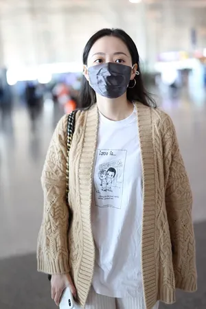 张靓颖毛衣清新时髦温婉机场照图片_3