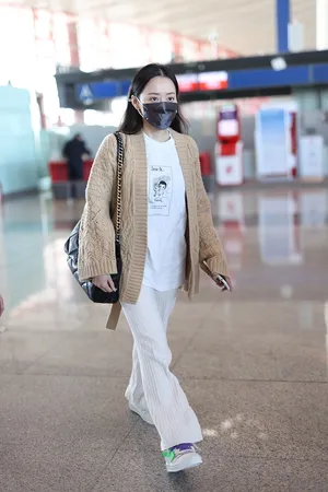 张靓颖毛衣清新时髦温婉机场照图片_4