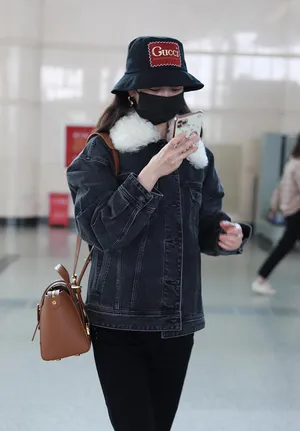 宋轶牛仔外套美丽动人机场照图片