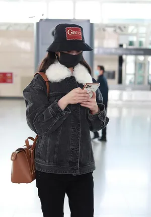 宋轶牛仔外套美丽动人机场照图片_4