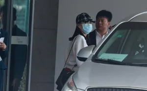 宋茜白色运动服简约时髦机场照图片_2