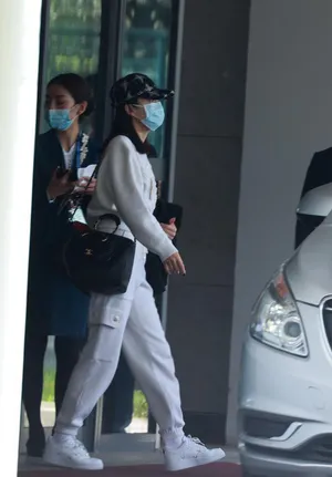 宋茜白色运动服简约时髦机场照图片_3