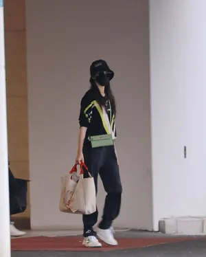 唐嫣黑色毛衣清爽温婉机场照图片_2