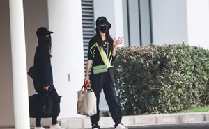 唐嫣黑色毛衣清爽温婉机场照图片_3
