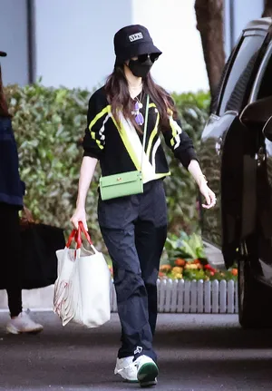 唐嫣黑色毛衣清爽温婉机场照图片_4