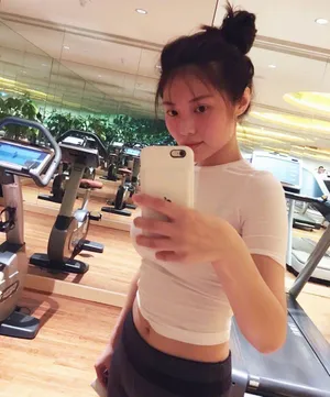 徐冬冬白色运动短袖性感撩人美照图片_1