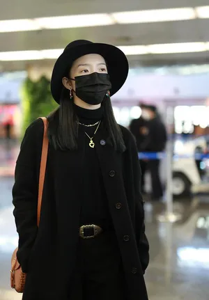 孟美岐宽檐帽黑衣时尚冷艳机场照图片