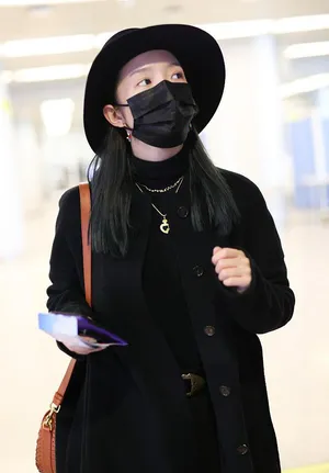 孟美岐宽檐帽黑衣时尚冷艳机场照图片