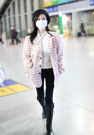 白鹿格纹外套甜美时髦机场照图片