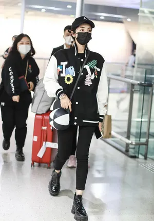 麦迪娜棒球服又美又酷机场照图片