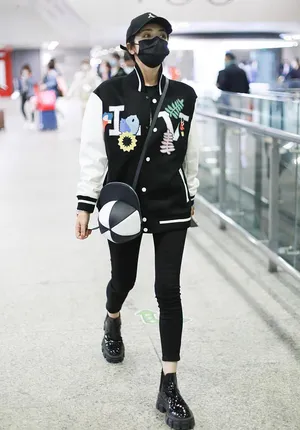 麦迪娜棒球服又美又酷机场照图片_2